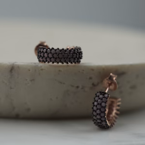 Rose gold mindjuse sa sivim cirkonima