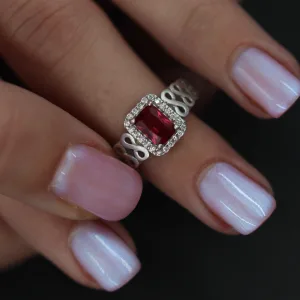 Srebrni prsten sa crvenim kamenom i motivom beskonačnosti