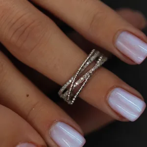 Srebrni prsten sa dijagonalnom linijom i cirkonima