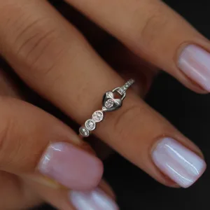 Srebrni prsten sa motivom srca na sredini