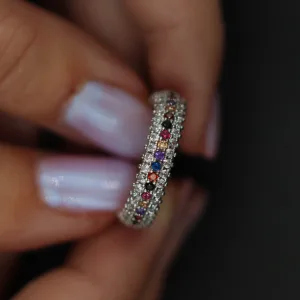 Srebrni prsten sa cirkonima u boji po sredini