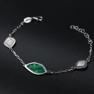 Srebrna narukvica sa zelenim detaljem