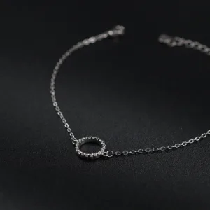 Srebrna narukvica sa krugom i cirkonima