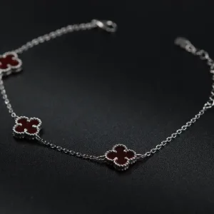 Srebrna narukvica sa tri simbola sa crvenim detelinama