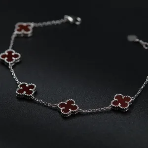 Srebrna narukvica sa pet simbola i crvenim detelinama