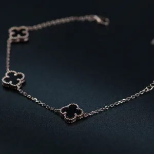 Rose gold narukvica sa tri crne deteline