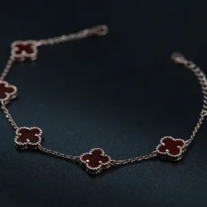 Rose gold narukvica sa pet crvenih detelina