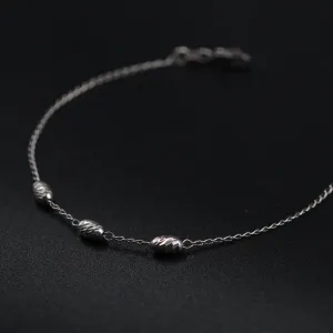 Srebrna narukvica sa tri priveska