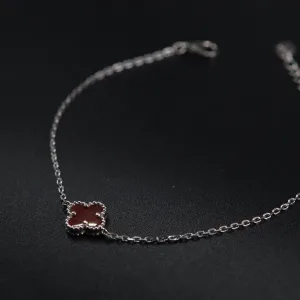 Srebrna narukvica sa crvenom detelinom