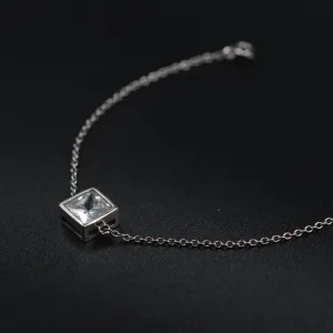 Srebrna narukvica sa kristalom