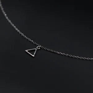 Srebrna ogrlica sa trouglom