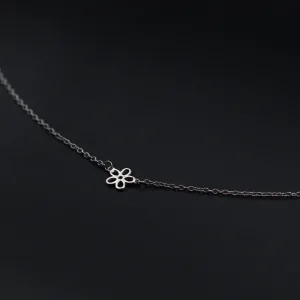 Srebrna ogrlica sa malim cveticem