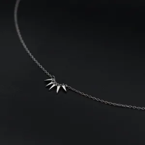 Srebrna ogrlica sa ostrim ivicama
