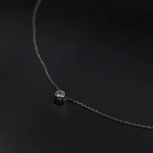 Srebrna ogrlica sa jednim cirkonom