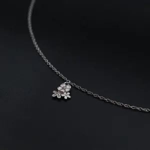 Srebrna ogrlica sa cvetnim motivima