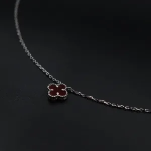 Srebrna ogrlica sa crvenom detelinom