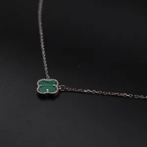 Srebrna ogrlica sa zelenim kamenom srednja