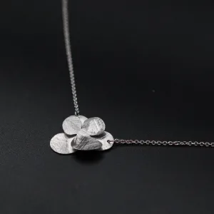 Srebrna ogrlica sa cvetnim peskiranim motivom