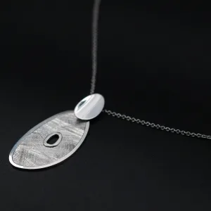 Srebrna ogrlica sa dve elipse