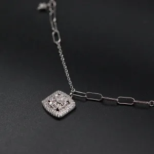 Srebrna ogrlica sa karikama i kvadratom sa cirkonima