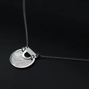 Srebrna ogrlica sa krugom i plocicom