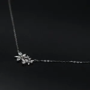 Srebrna ogrlica sa cvetnim motivima i cirkonima