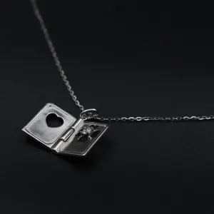 Srebrna ogrlica sa priveskom knjige