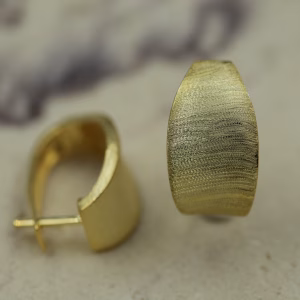 Pozlacene mindjuse od srebra sa teksturiranom povrsinom