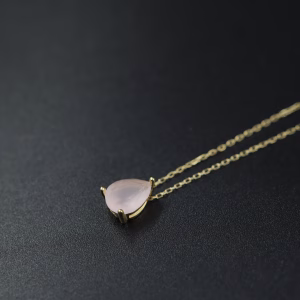 Srebrna ogrlica sa pozlatom i roze kristalom