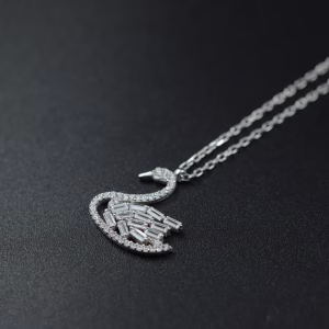 Srebrna ogrlica sa motivom labuda ukrasena kristalima