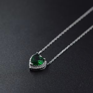 Srebrna ogrlica sa motivom zelenog srca i cirkonima