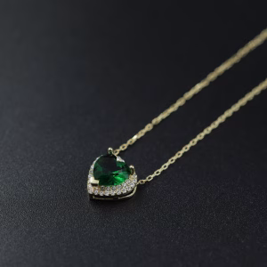 Srebrna pozlacena ogrlica sa motivom zelenog srca i cirkoima