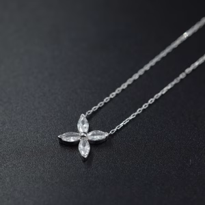 Srebrna ogrlica sa cvetnim motivom