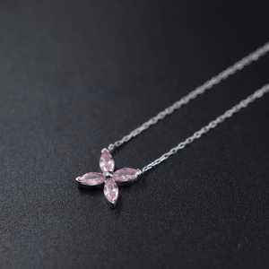 Srebrna ogrlica sa motivom cveta u roze boji