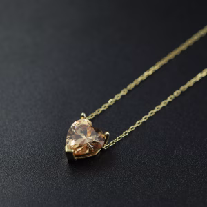 Ogrlica sa motivom srca i zlatnim kristalom