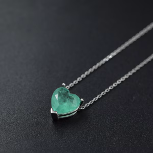 Srebrna ogrlica sa motivom srca smaragdne boje