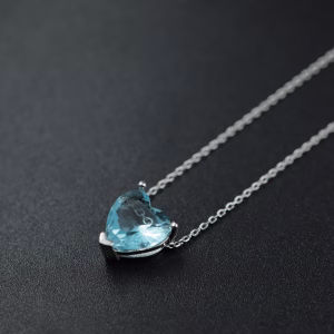 Srebrna ogrlica sa motivom srca u kristalno plavoj boji