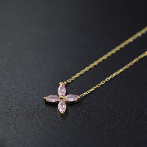 Srebrna ogrlica sa pozlatom i motivom cveta