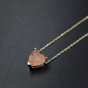 Srebrna ogrlica sa pozlatom  i motivom srca u boji breskve