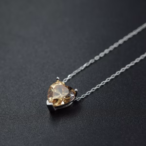 Srebrna ogrlica sa motivom srca u toplo zuto zlatnoj nijansi