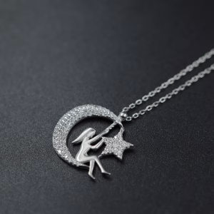 Srebrna ogrlica sa motivom devojke zvezda i meseca