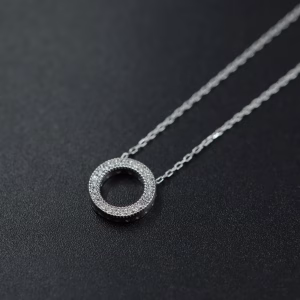 Srebrna ogrlica sa kruznim motivom i cirkonima