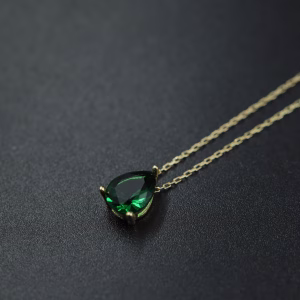 Srebrna pozlacena ogrlica sa priveskom suze u smaragdnoj boji