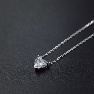 Srebrna ogrlica sa motivom srca u beloj boji