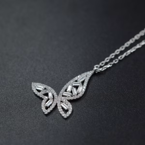 Srebrna ogrlica sa motivom leptira