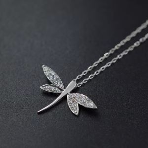 Srebrna ogrlica sa motivom vilin konjic