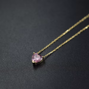 Srebrna pozlacena ogrlica sa motivom malog srca u svetloruzicastoj boji