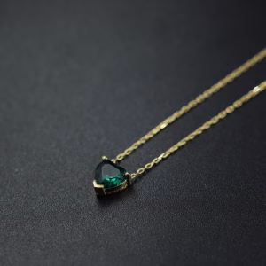 Srebrna pozlacena ogrlica sa motivom malog srca tamnozelene boje