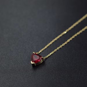 Srebrna pozlacena ogrlica sa motivom malog srca crvene boje