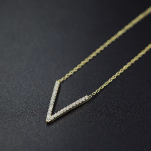 Srebrna ogrlica sa pozlatom i V simbolom